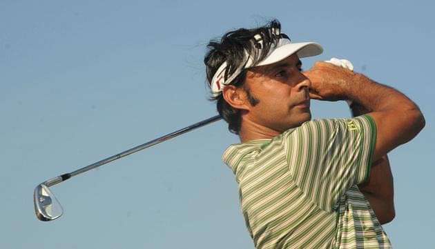 India's Jyoti Randhawa did a flawless eight-under 64 that gave him a share of lead in the World Manila Masters golf tournament.