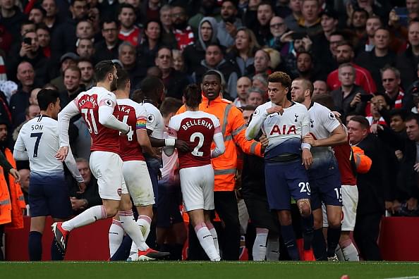 Arsenal-Tottenham players fight