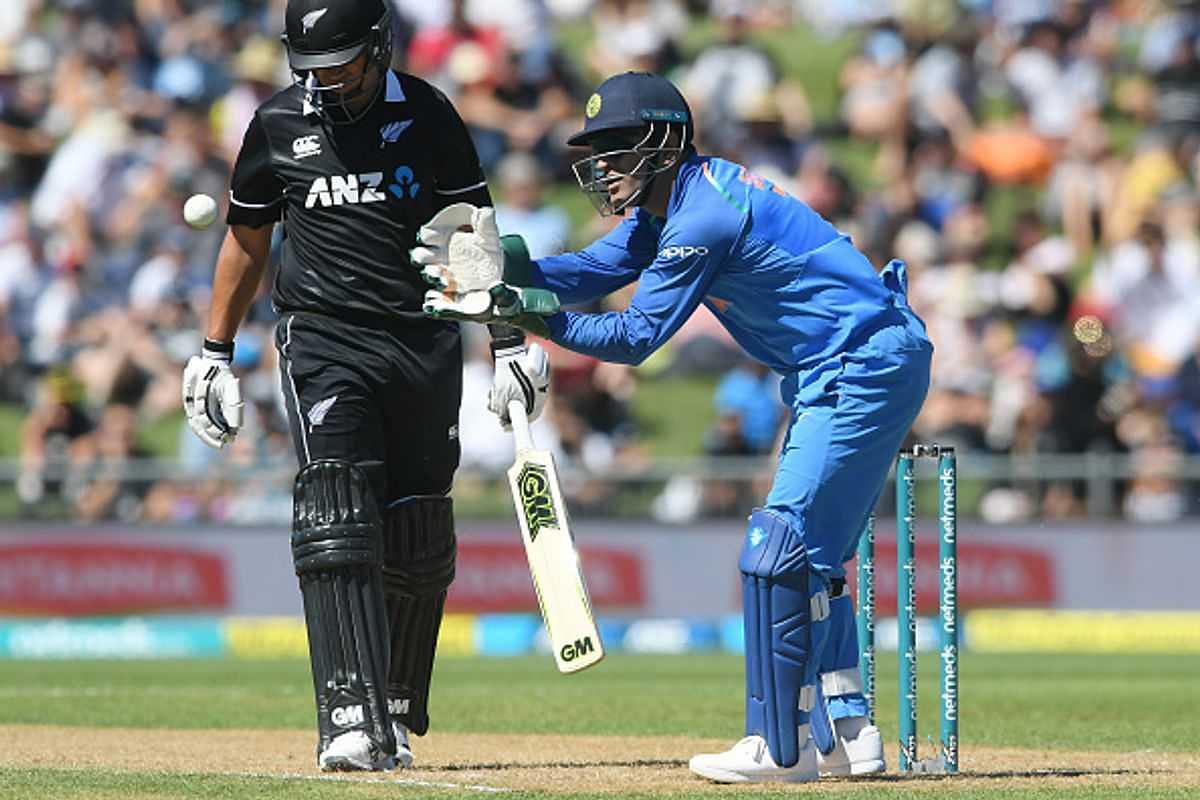 Gavaskar calls for MS Dhoni's return in fifth ODI