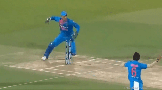 MS Dhoni affects two run-outs on one delivery