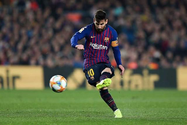 Barcelona Vs Liverpool: Messi moves the ball closer to goal before the free-kick