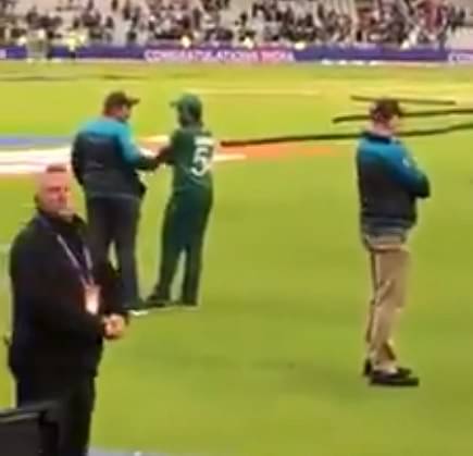 WATCH: Sarfaraz Ahmed insulted and abused by Pakistani fans post India vs Pakistan match at Manchester | Cricket World Cup 2019