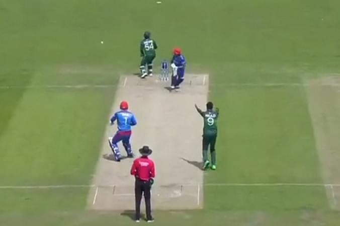 Sarfaraz Ahmed hilariously looks all over the place in confusion as ball goes high in air during Pakistan vs Afghanistan match
