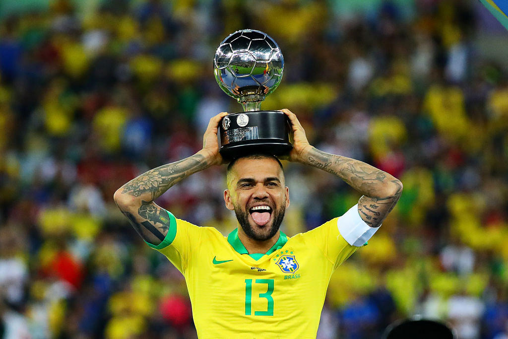 Dani Alves is ready to take a pay cut to join Arsenal