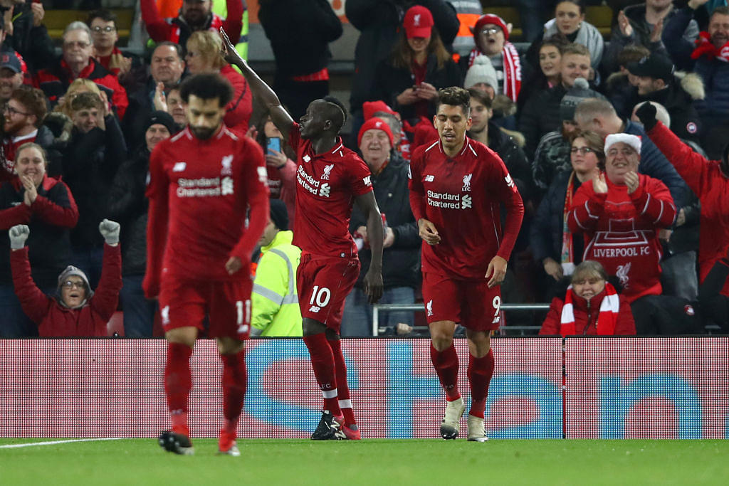 Roberto Firmino hilariously reacts to being stood between Mohamad Salah and Sadio Mane in Burnley tunnel