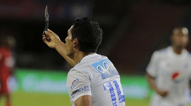 Football player gets knife hurled at him during a match in Columbia.