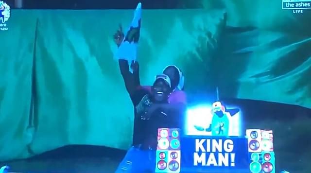 Spectator makes an incredible catch while holding two beers in one hand in CPL 2019