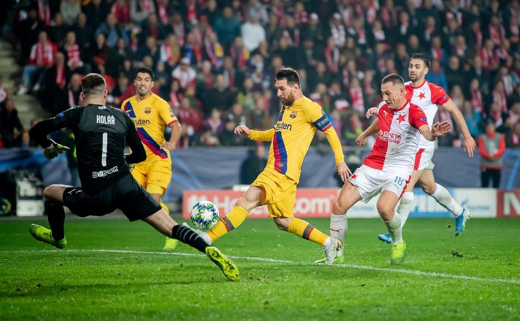 Slavia Prague defender goes wild after successfully tackling Messi