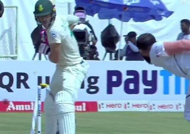 WATCH: Faf du Plessis shoulders arms to Mohammed Shami; off-stump flies in the air