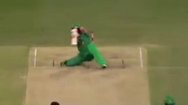 WATCH: Glenn Maxwell sits down and slashes Wes Agar for unbelievable six in BBL 2019