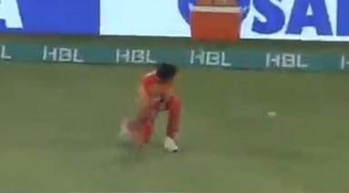 WATCH: Akif Javed gifts boundary to Imad Wasim due to substandard fielding in PSL 2020