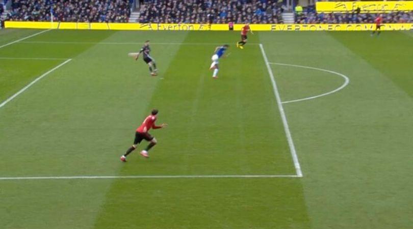 David De Gea howler Vs Everton: Watch Spanish goalkeeper's horrible mistake during Dominic Calvert Lewin's goal