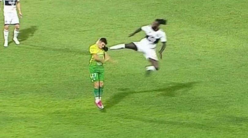 Emmanuel Adebayor sent off for attempting karate kick on opposite player while playing for Olimpia in Paraguay