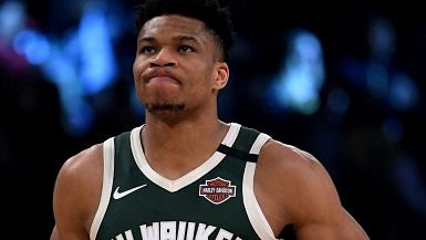 "Take 5 dribbles and shoot"- Giannis Antetokounmpo ...