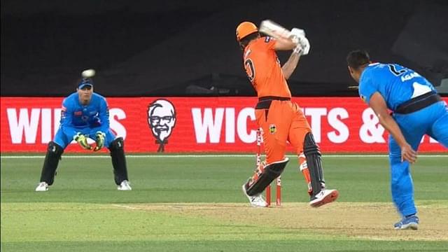 Mitchell Marsh: Watch Scorchers all-rounder gets hit on the helmet by nasty Wes Agar delivery in BBL 10