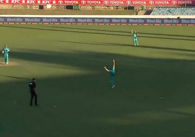 Joe Burns catch vs Renegades: Watch Heat fielder grabs spectacular catch to dismiss Mackenzie Harvey in BBL 10