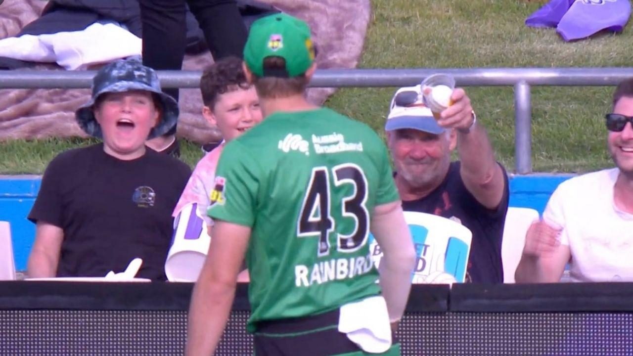 Sam Rainbird: Ball falls in fan's glass of beer; hilariously refuses to return it to Stars bowler in BBL 10