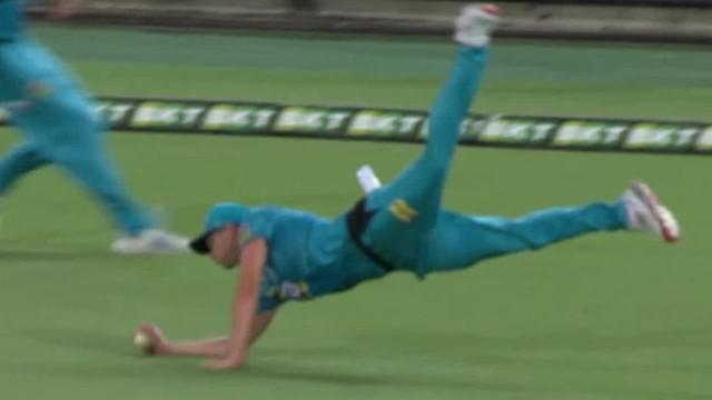 Ben Laughlin catch: Heat pacer grabs superlative one-handed diving catch to dismiss Michael Neser in BBL 10