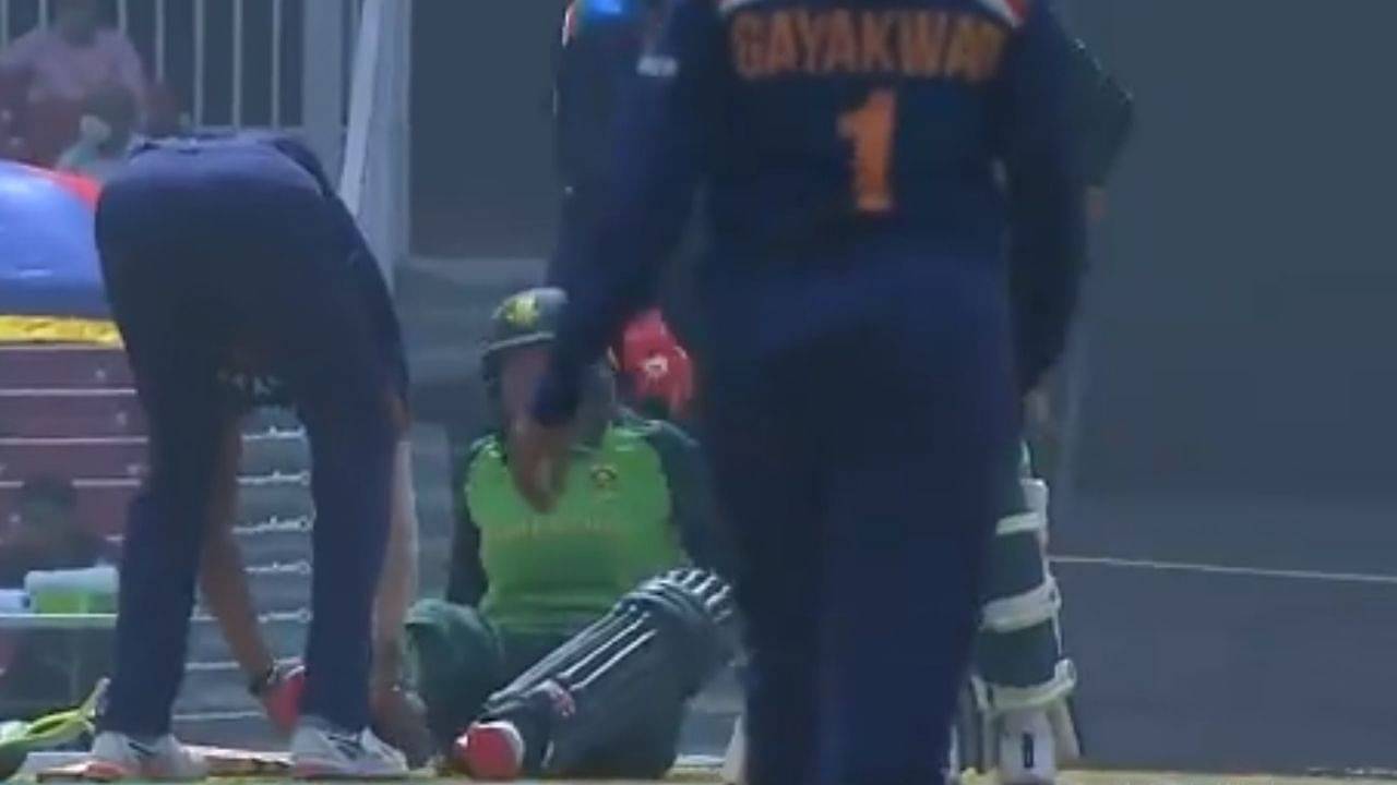 "Touch of class": Jhulan Goswami helps injured Nadine de Klerk to win fans' hearts regarding Spirit of Cricket