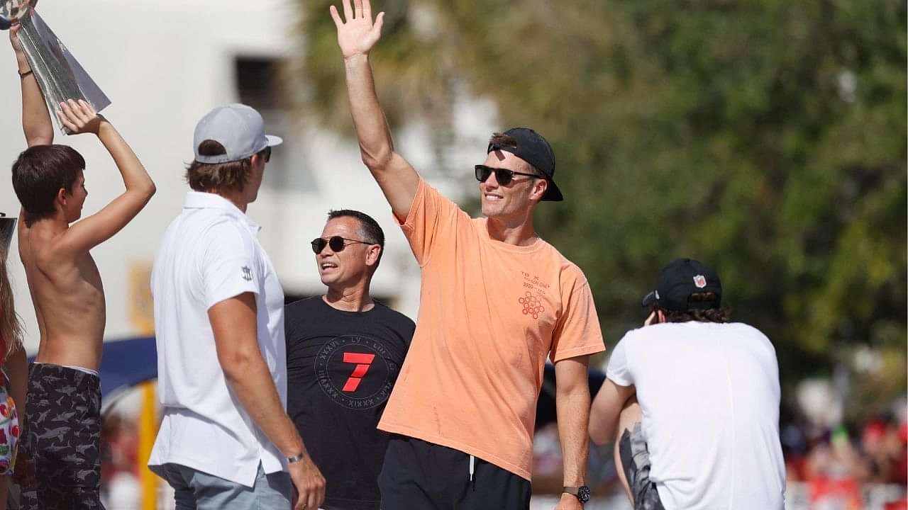 Tom Brady looks absolutely wasted during Bucs Super Bowl boat parade