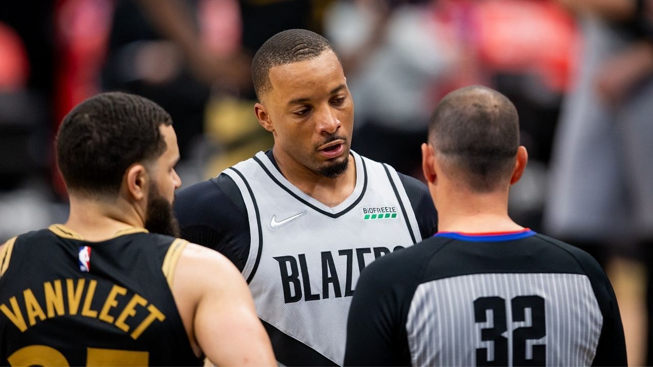 Norman Powell Forgot He S Now On The Trail Blazers Former Raptors Star Lined Up On The Wrong Side Of Court Ahead Of The Blazers 122 117 Win The Sportsrush