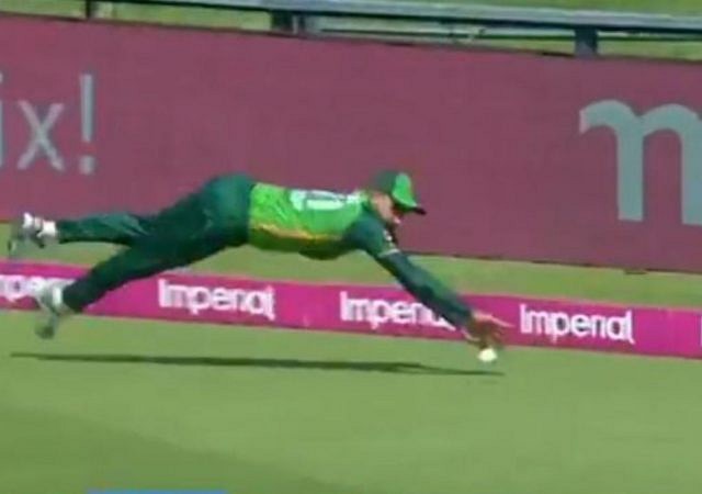 "10 out of 10": Fans laud Faheem Ashraf for saving two runs with exceptional fielding in SA vs PAK Johannesburg ODI