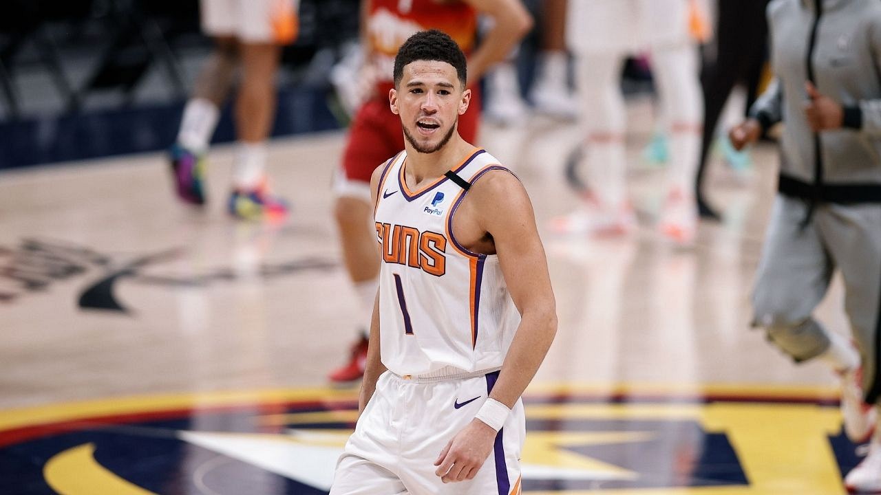 Devin Booker daps up young fan after hitting a TOUGH shot 📚🤜🤛👶 