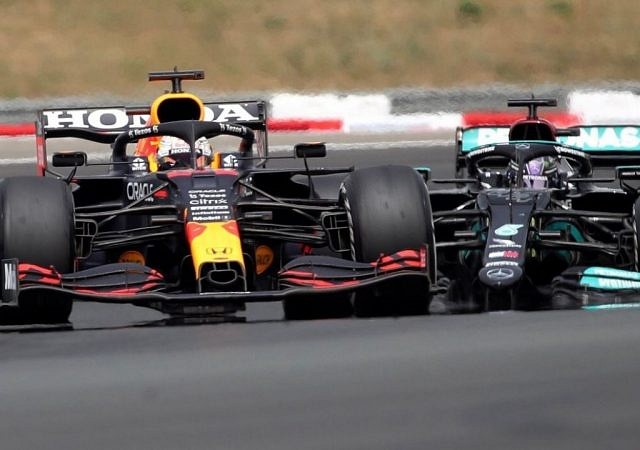 "It was pointless to defend"– Lewis Hamilton reveals why it was waste of time to defend against Max Verstappen
