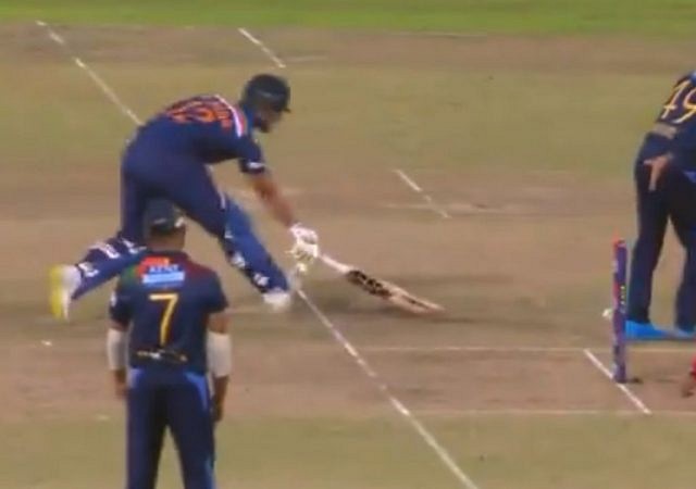 Wanidu Hasaranga imitates MS Dhoni: Sri Lankan all-rounder nails no-look backhand flick in 2nd Colombo T20I