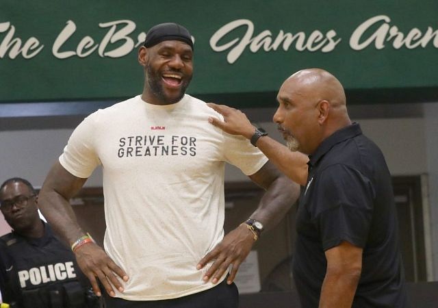 "Why is Draymond Green with LeBron James but Russell Westbrook isn't?!": NBA Twitter reacts as Lakers and the Warriors star go to the Bucs-Rams game together