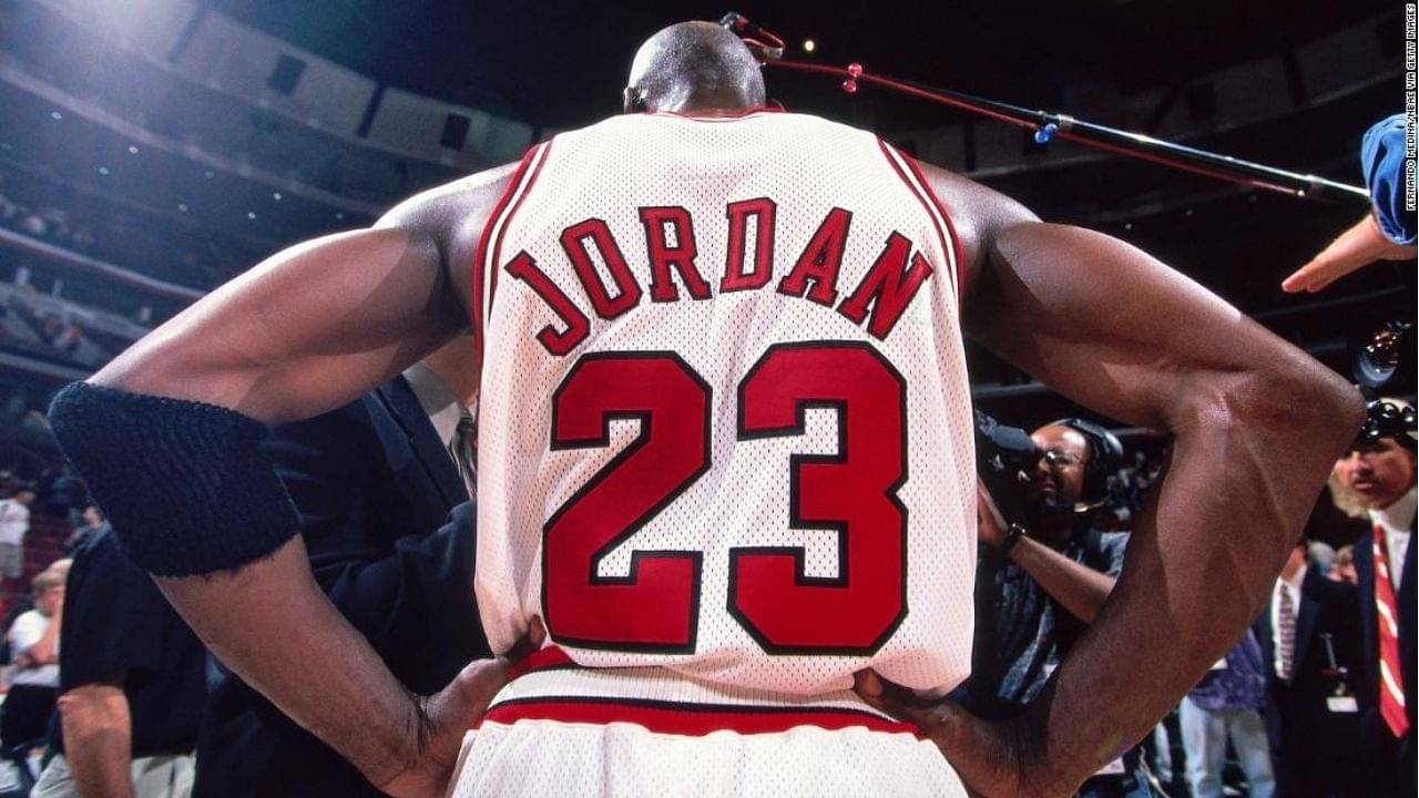 tung fuzzy Månens overflade I'm mad because Michael Jordan is the best basketball player": Bulls legend  retiring in 1993 had children across the country fuming in disbelief - The  SportsRush
