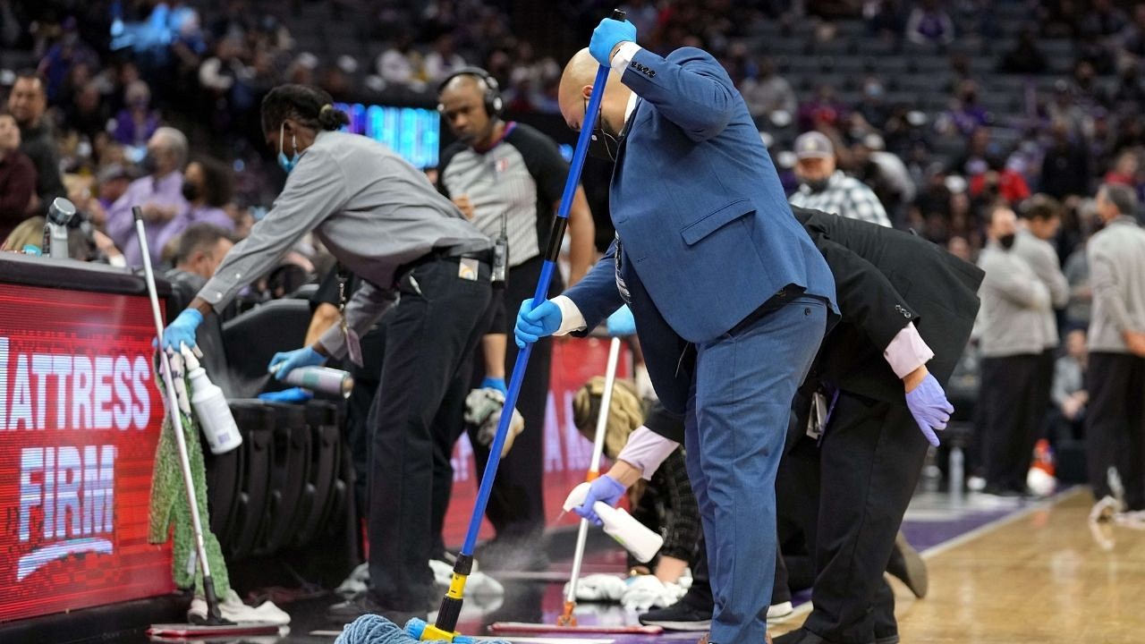 Lakers fans sit in Maloofs' seats at Sacramento Kings home game (Picture)