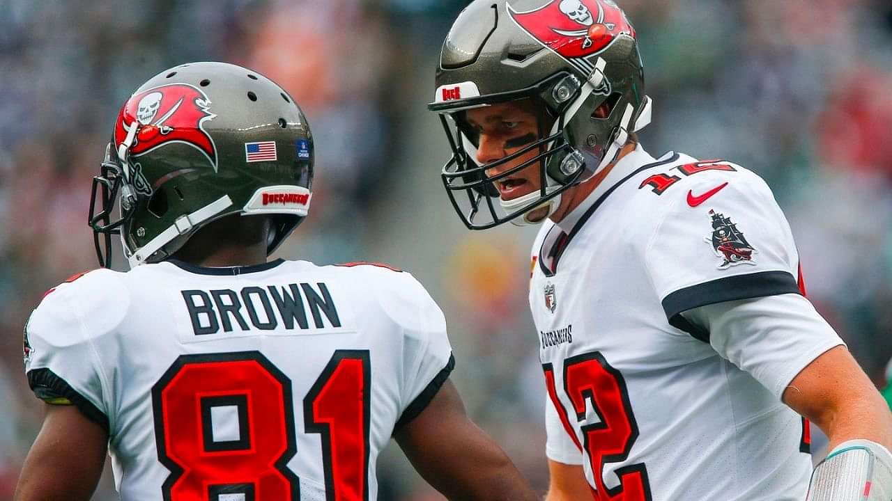 WR Antonio Brown re-signs with Buccaneers on one-year deal