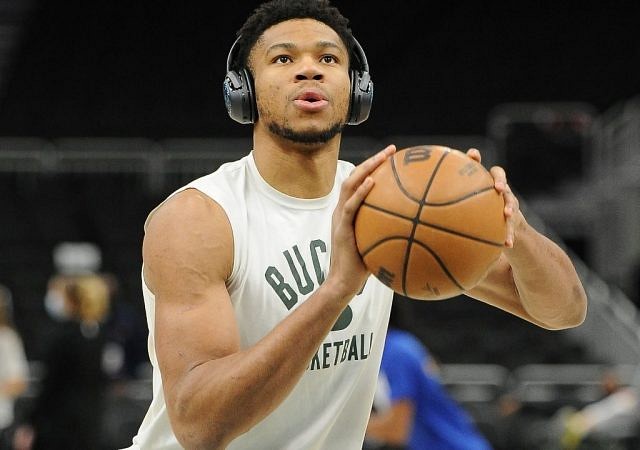 “Giannis Antetokounmpo has been shooting better 3P% than Stephen Curry in February and no one is talking about it”: Bizarre factoid about the Bucks MVP’s 3-point shooting leaves NBA Twitter stunned