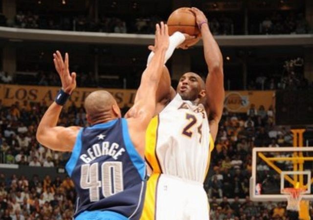 “Kobe Bryant is probably the reason why we didn’t lose”: When Phil Jackson lauded the Black Mamba after his 52-point performance in the 108-104 OT win over the Mavs
