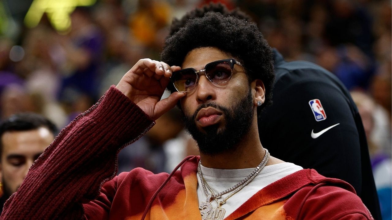 Anthony Davis' Nike All-Star shoes have unibrows on them