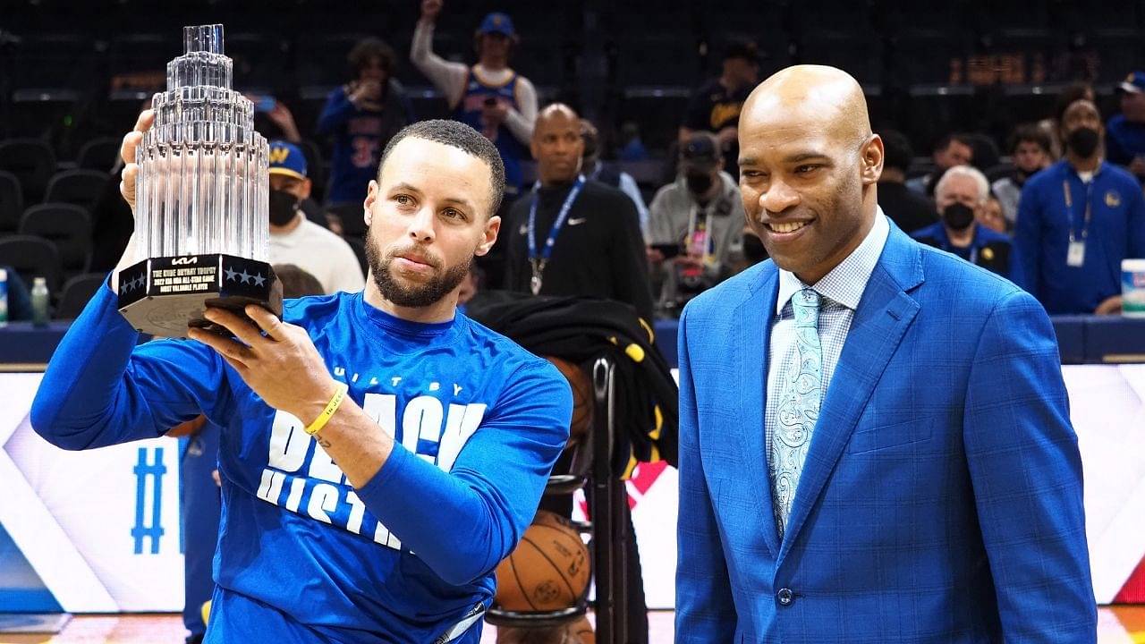 “Stephen Curry is willing to put the ball in the hands of the hot player”: Vince Carter breaks down the GSW MVP’s off-ball movement while calling him an “unselfish superstar”