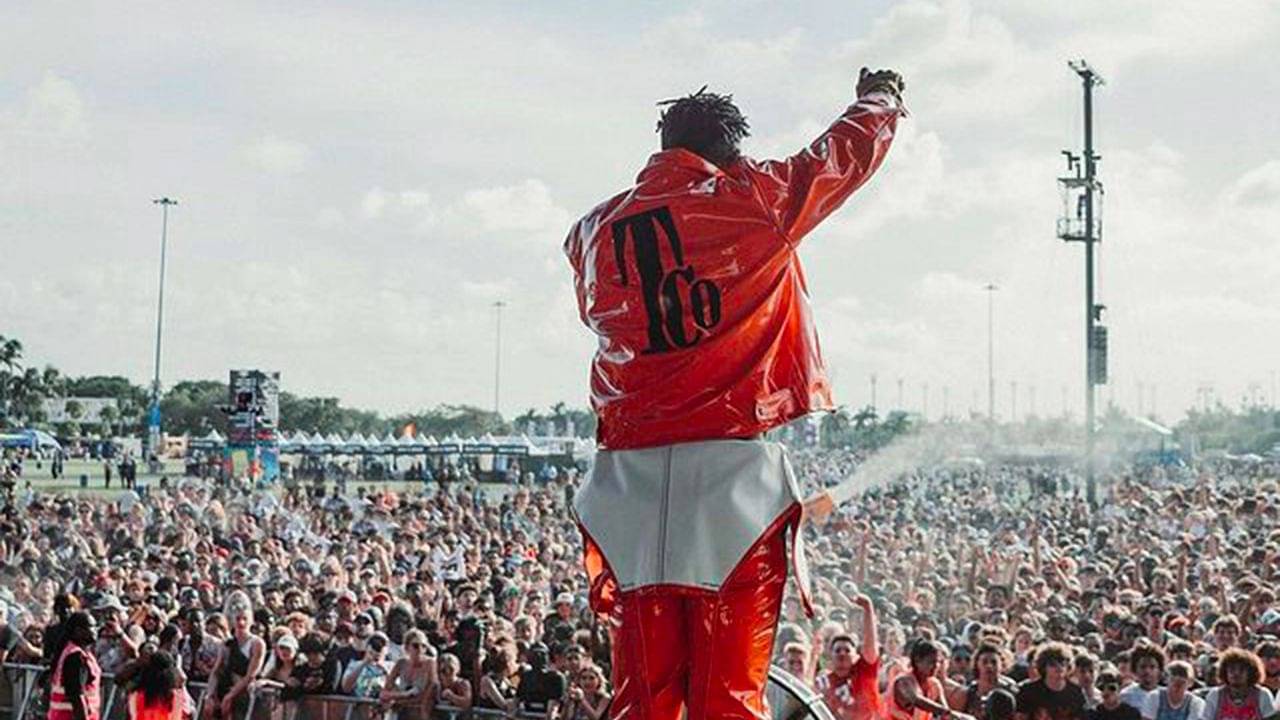 "Antonio Brown stole Lil Nas X's outfit and his dance moves": NFL Twitter reacts to $20 million NFL star making a surprise appearance at Rolling Loud