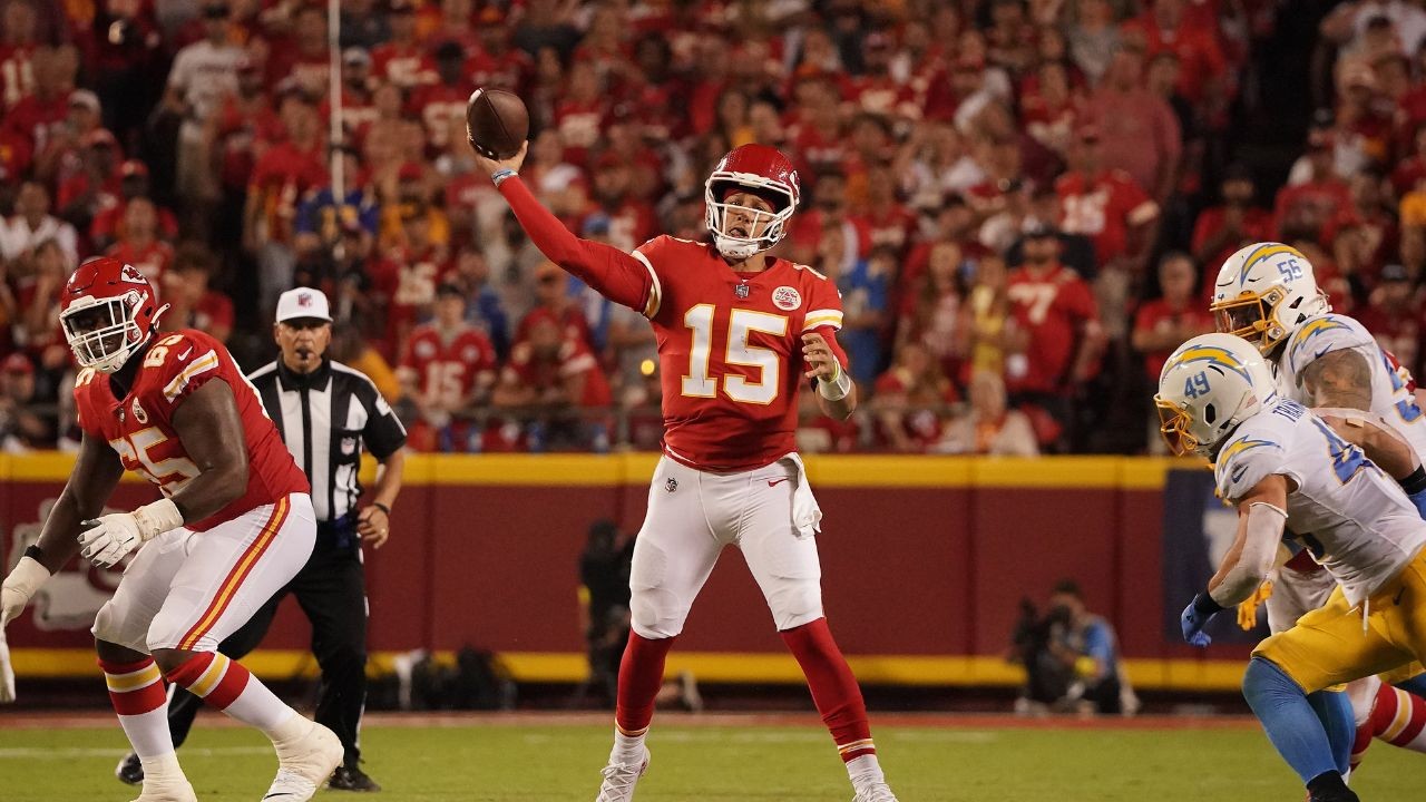 6'3" Patrick Mahomes flashed his NBA skills in massive high school slam