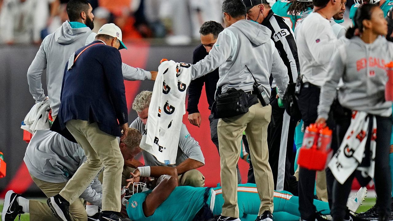 Gnome Army on X: After the dolphins mistreated Tua Tagovailoa's head injury  last week, this happens this week. This is why the NFL has protocols that  takes the decisions out of the