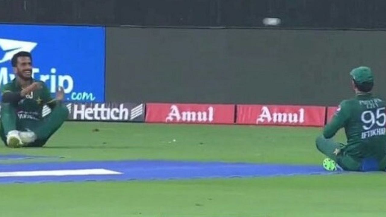 “Aja catch catch khelte hein”: يتفاعل المعجبون بفرح مع حسن علي وافتخار احمد بعد طرد Dasun Shanaka في Dubai T20I