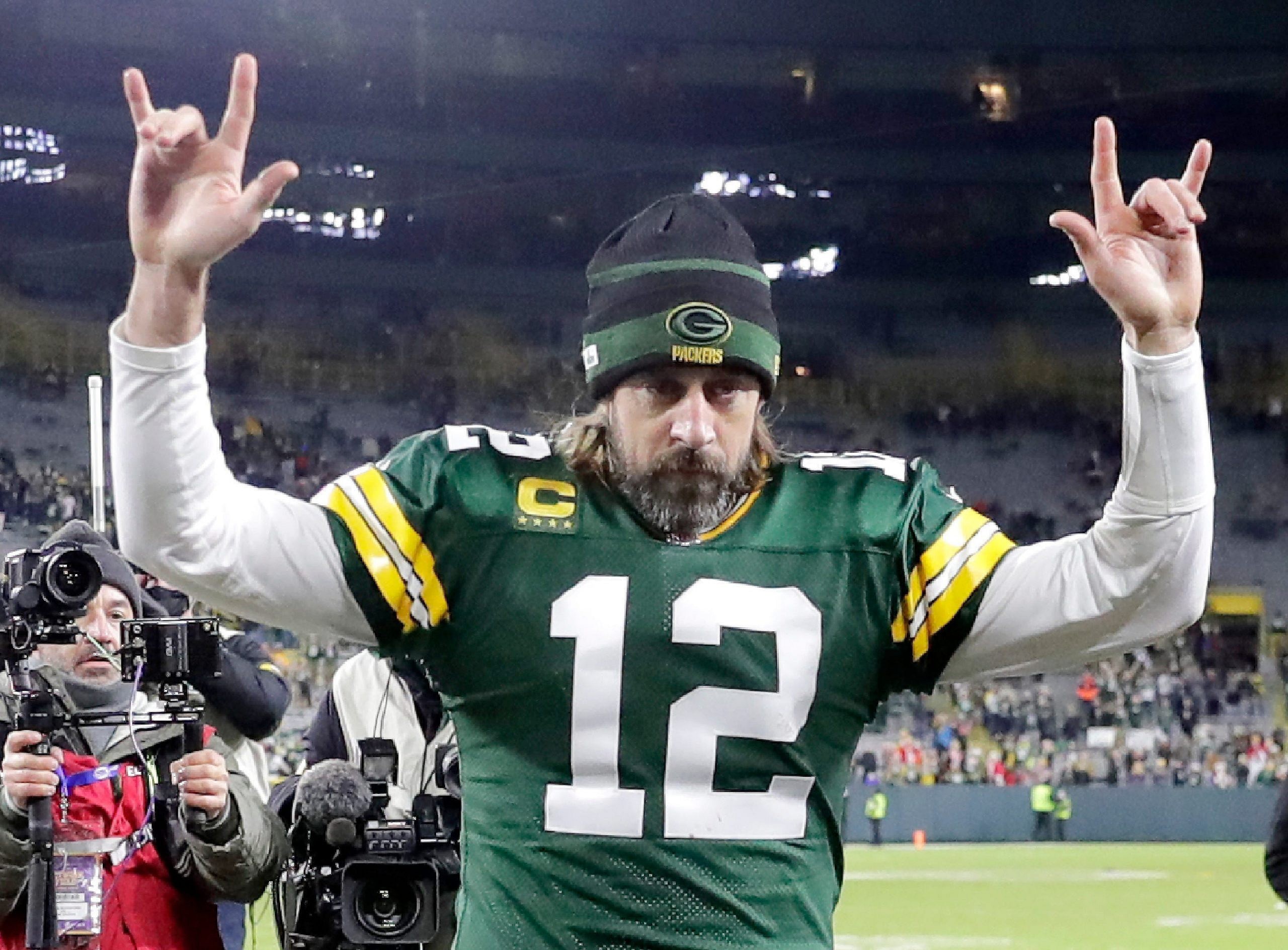 Aaron Rodgers calls out ESPN's Adam Schefter, Dianna Russini for texting  him: 'Lose my number'