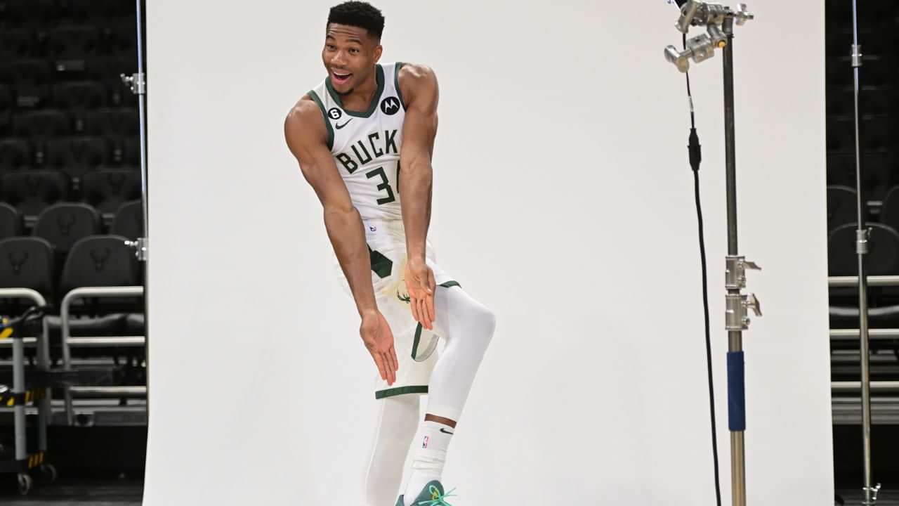 giannis shoes tonight
