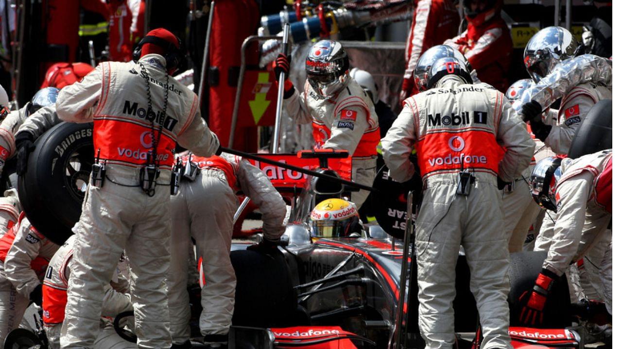 When Lewis Hamilton had his steering wheel changed by McLaren mechanics during pit stop