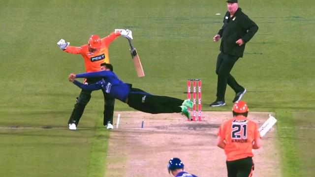 "Like a goalie": Shadab Khan grabs fantastic diving catch off own bowling to dismiss Aaron Hardie in BBL 12 match