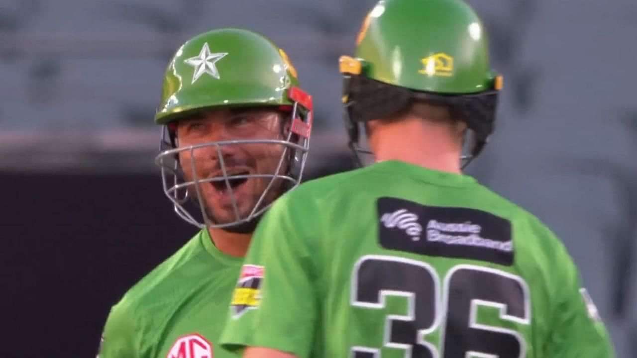 "Silencing the crowd at the Adelaide Oval": Marcus Stoinis hits 4 sixes in Henry Thornton over to set NYE BBL 12 match on fire