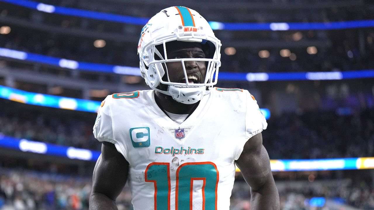 Dolphins' Tyreek Hill breaks away for 54-yard touchdown