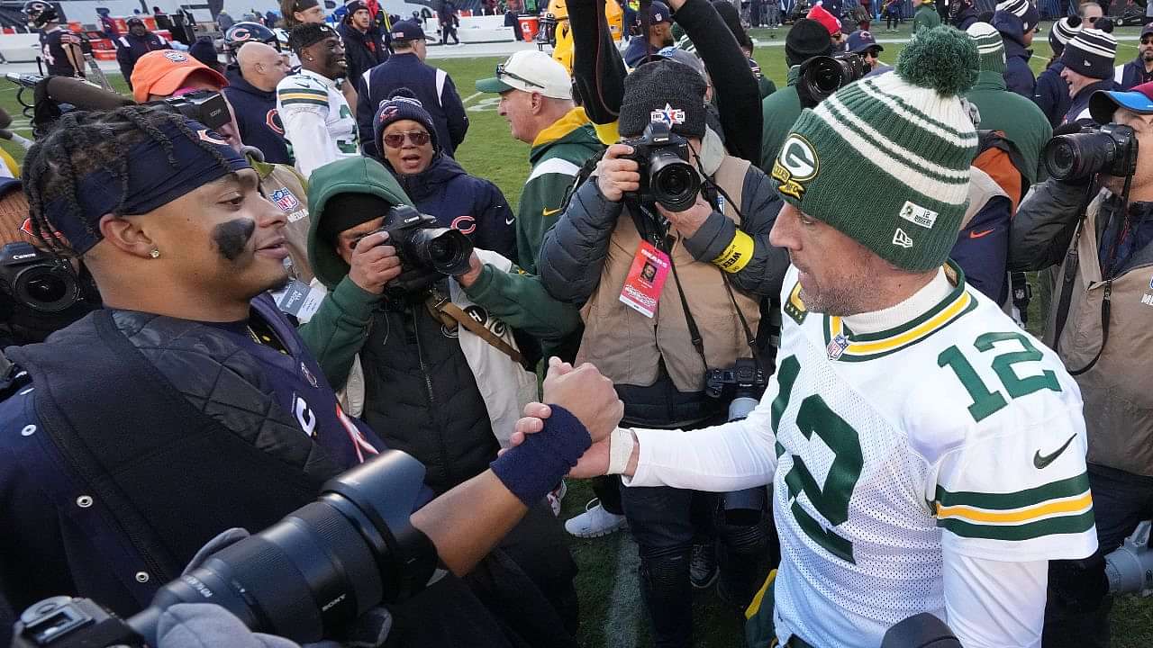 Green Bay Sucks' Chants Go Wrong As Justin Fields Crashes Against Aaron  Rodgers Under Pressure - The SportsRush