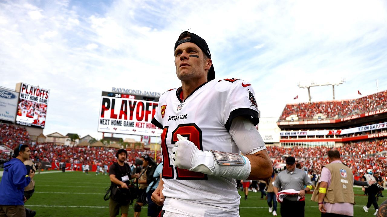 Kids bury Patriots quarterback Tom Brady in the sand