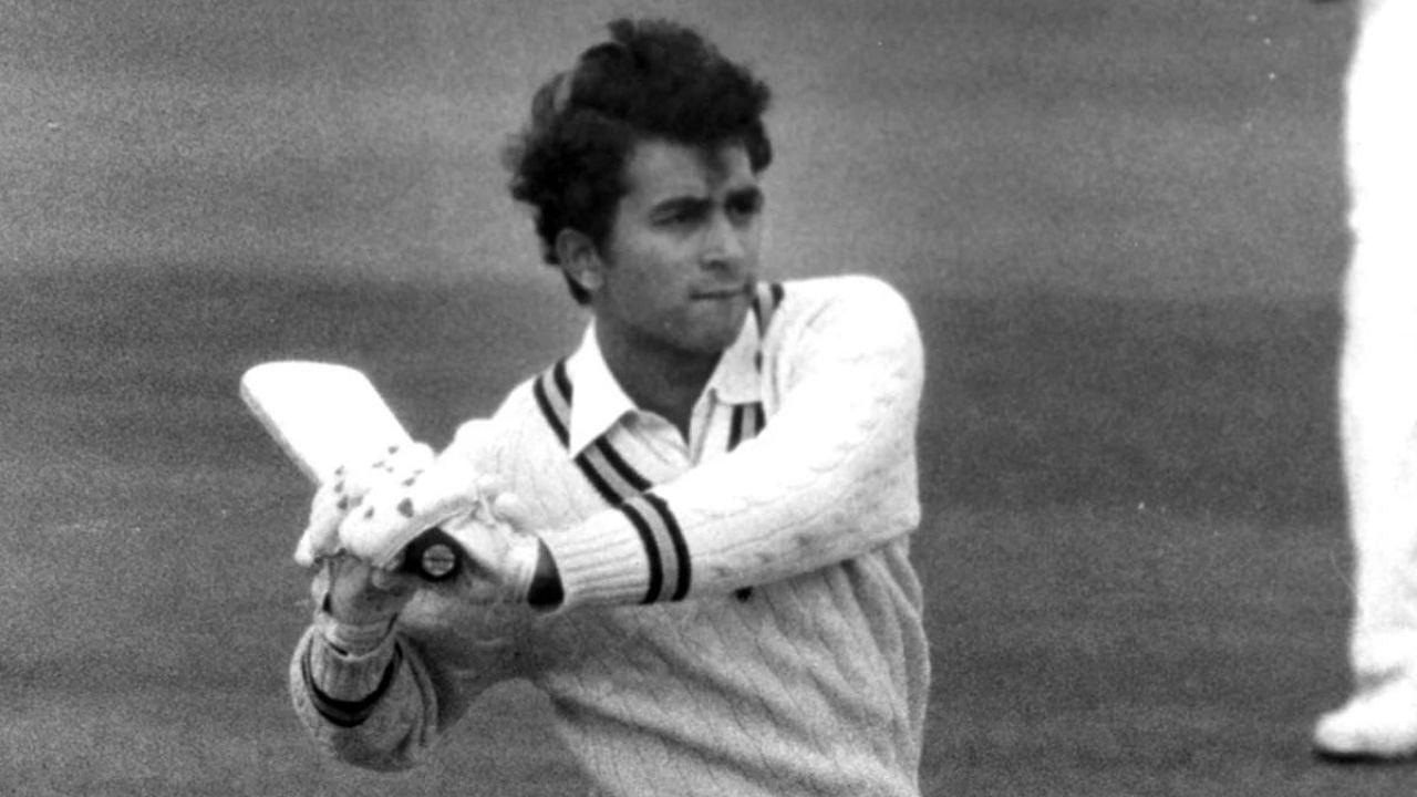 "Things umpires have to do these days": When Sunil Gavaskar got his hair cut by the umpire in the middle of a Test match vs England"Things umpires have to do these days": When Sunil Gavaskar got his hair cut by the umpire in the middle of a Test match vs England
